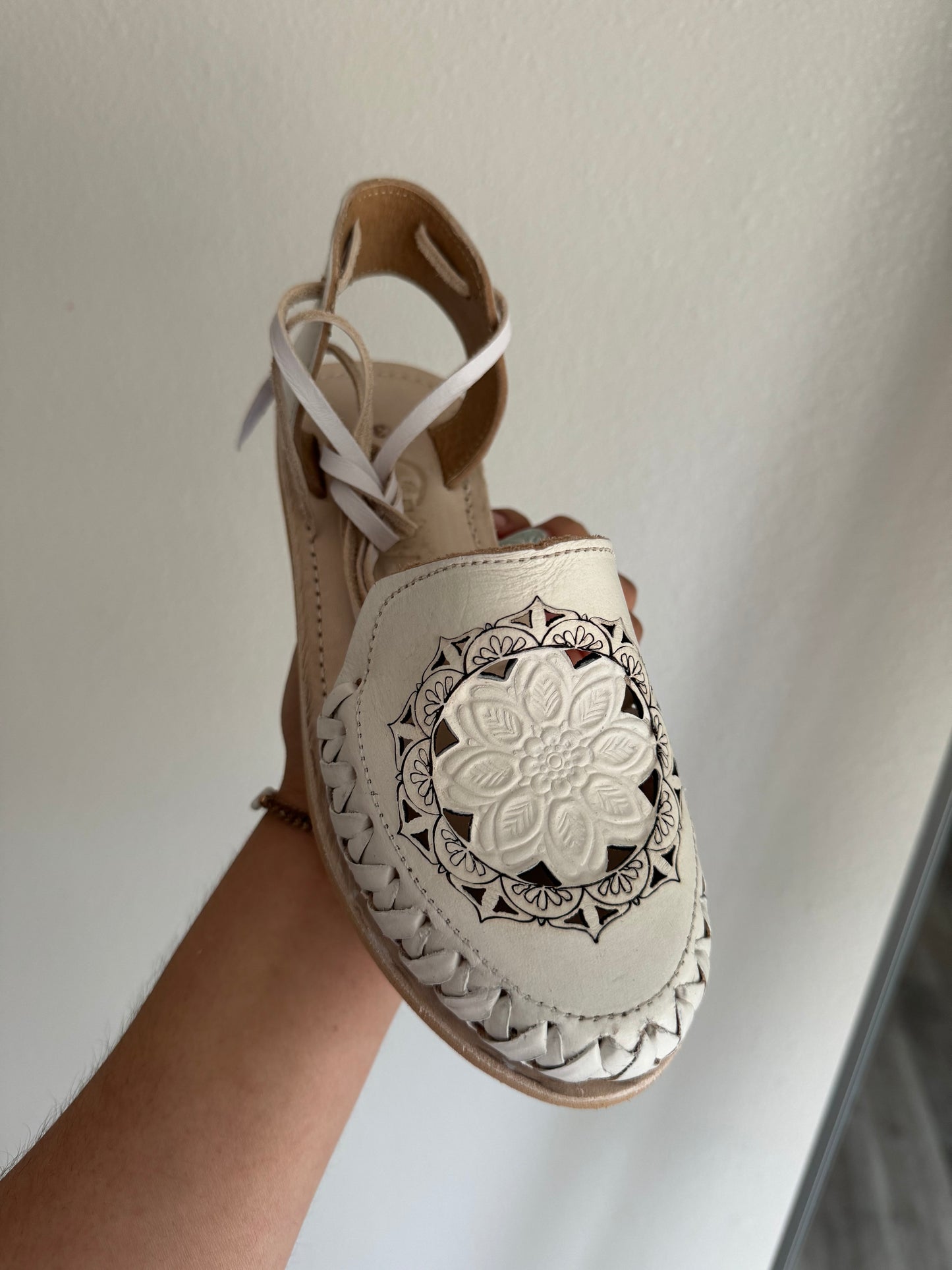 White flower lace huarache